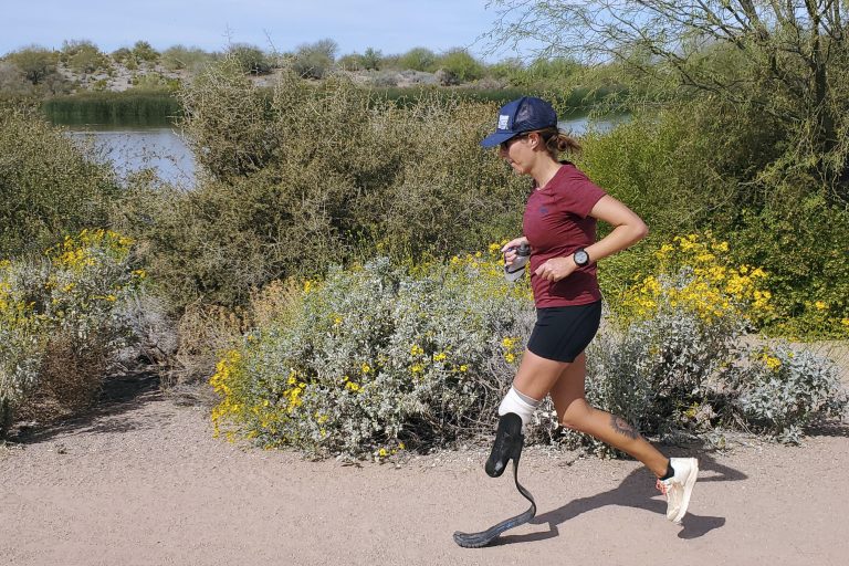 Admirable. Mujer con prótesis corre 102 maratones en 102 días