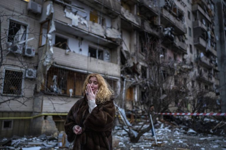 Kiev denuncia 50 bombardeos en unas horas en Mariúpol