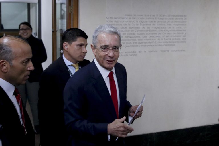 Jueza colombiana pone a Uribe más cerca de un juicio