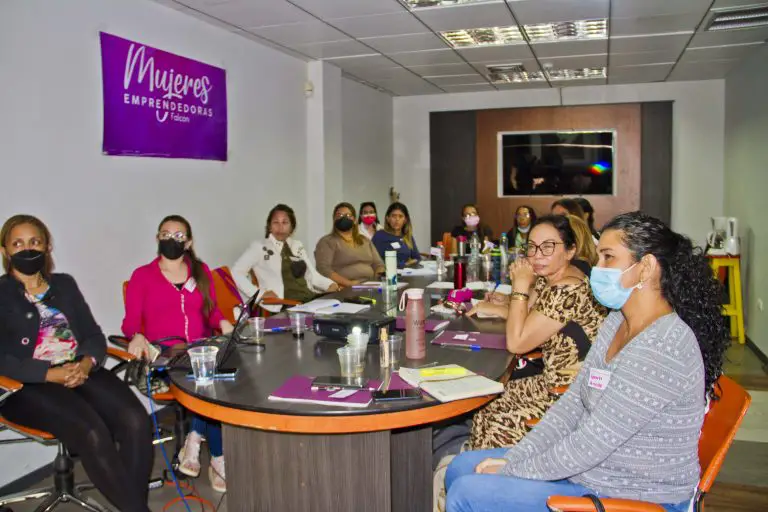 Escuela de emprendedoras comenzó formación de 18 mujeres paraguaneras