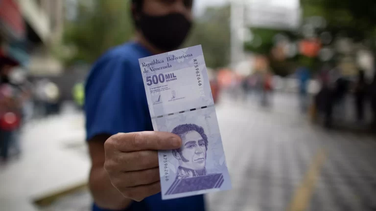 ¿El bolívar recupera espacio y desplaza a las divisas? Aquí te explicamos por qué