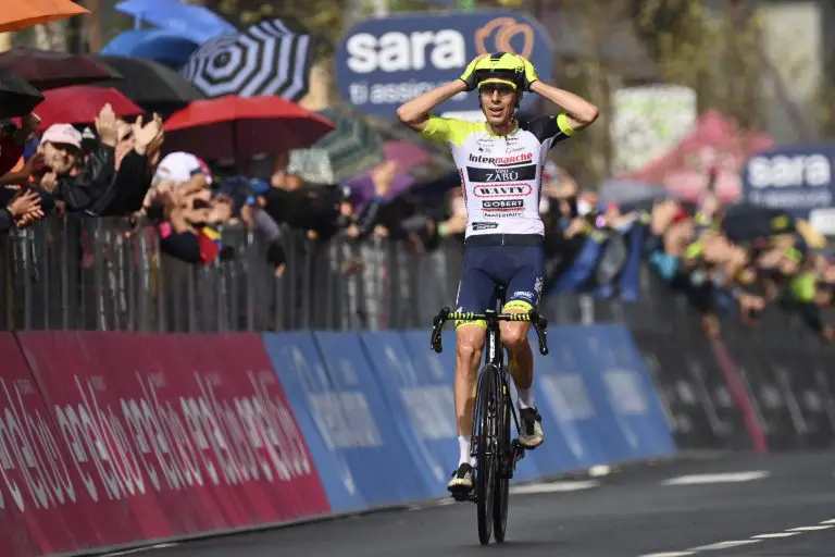 Hirt gana la 16ma etapa, Carapaz, líder  del Giro