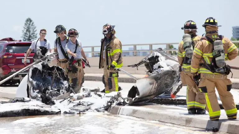 Una avioneta cae en un puente de Miami-Beach e impacta un automóvil