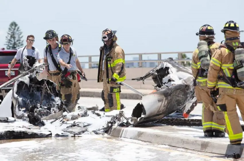  Una avioneta cae en un puente de Miami-Beach e impacta un automóvil