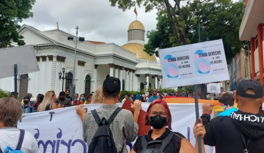 Activistas transgénero protestan por suspensión de intervención en la AN