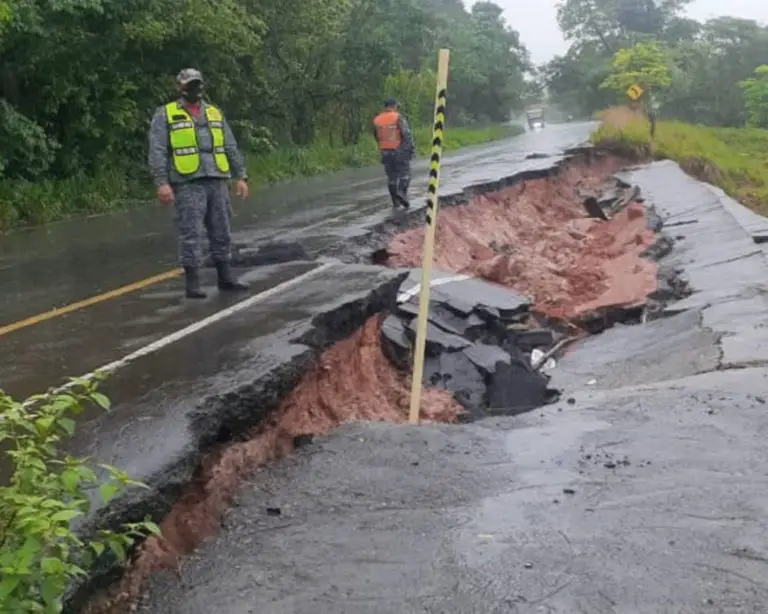 Lluvias ocasionan derrumbe en la Troncal 5 en Barinas