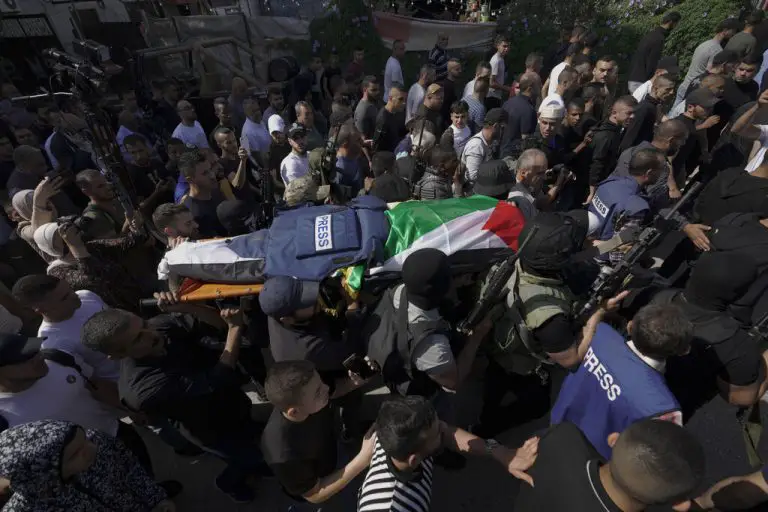 Palestinos lloran a reportera de Al Jazeera, culpan a Israel