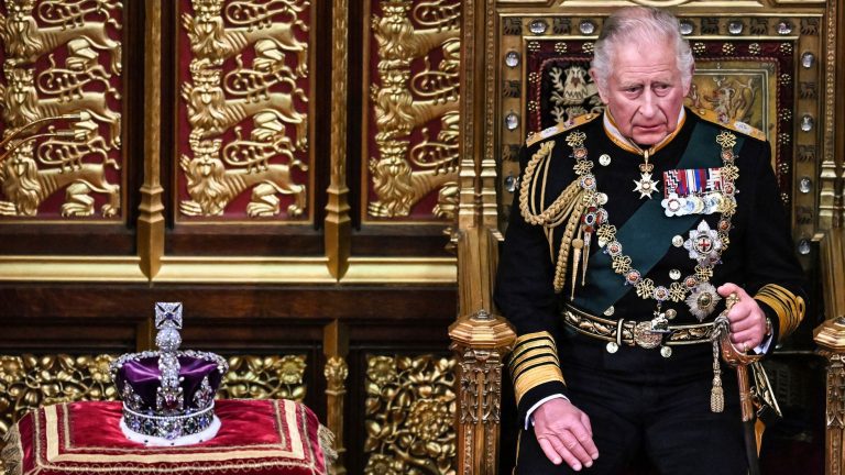 Carlos de Inglaterra sustituye por primera vez a Isabel II