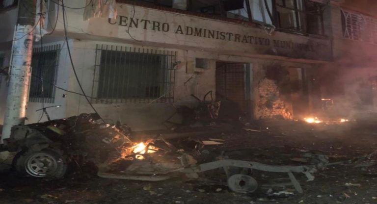 Carro bomba destruye Alcaldía y deja un herido en Colombia