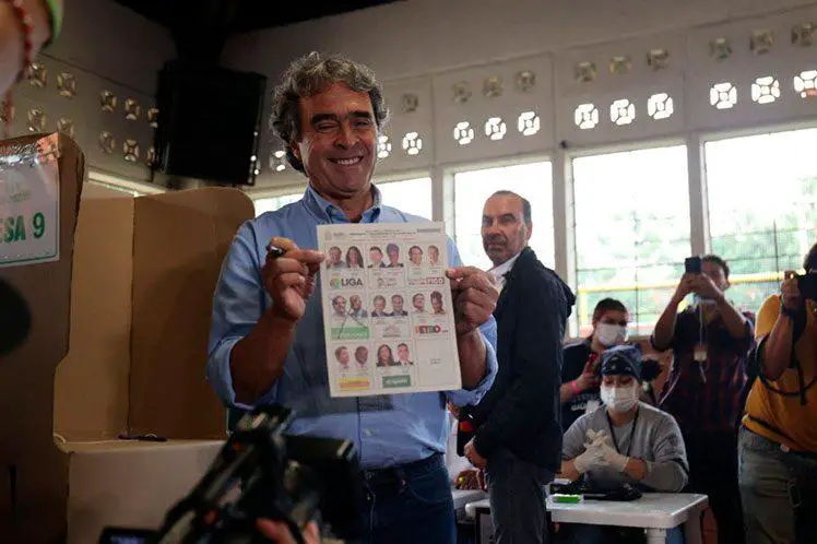 Colombia | Candidato de centro ejerce su voto en Colombia