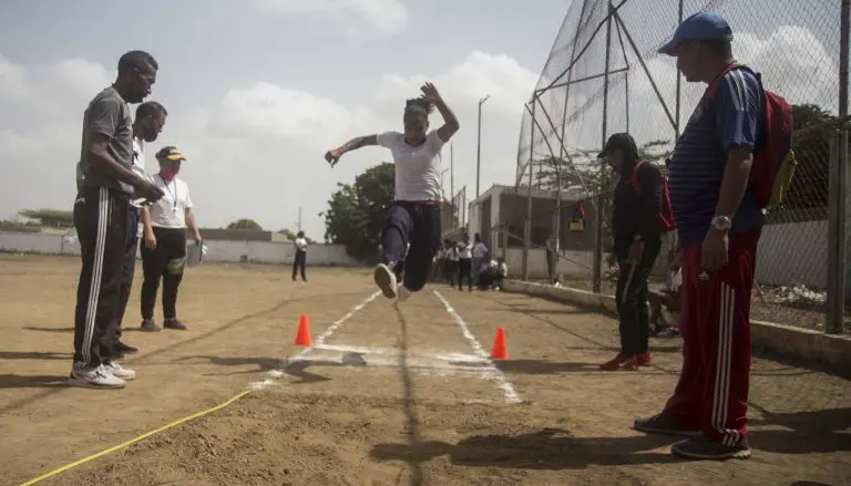 Escuela Julio César Parra se impone en festival de atletismo