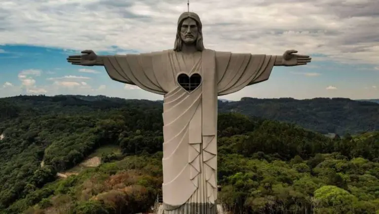 Mayor Cristo del mundo es erguido en Brasil