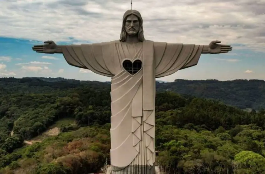  Mayor Cristo del mundo es erguido en Brasil