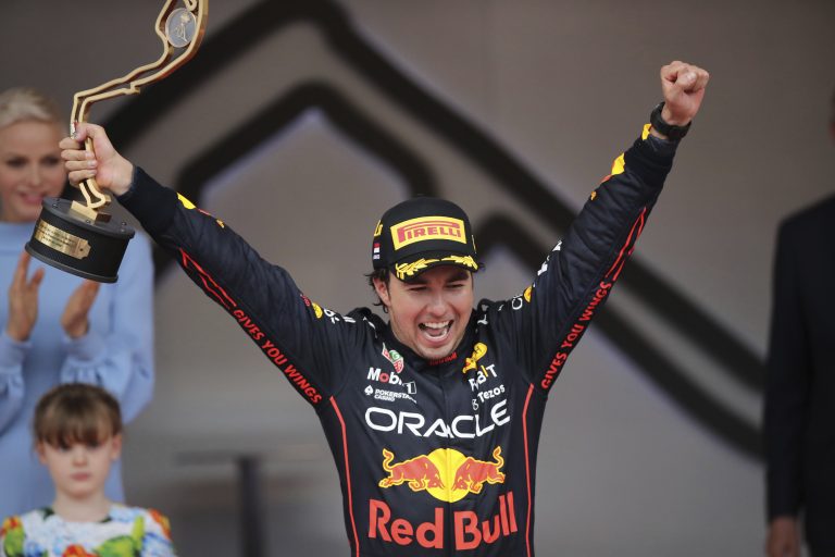 Checo Pérez renovó contrato con Red Bull