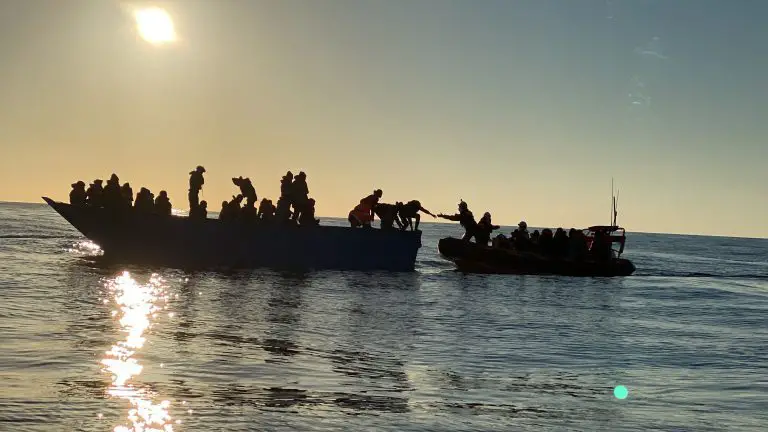 El Sea Watch 4 rescató a 145 migrantes en el Mediterráneo