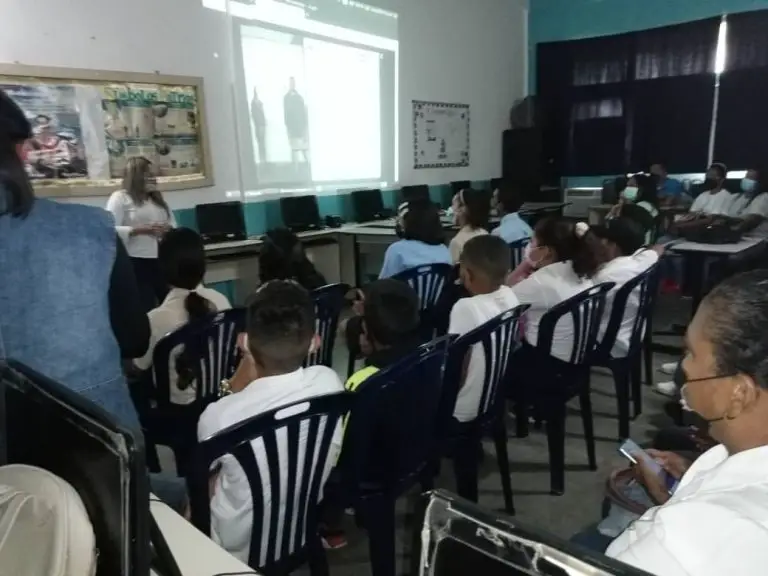 Debaten con estudiantes el acoso escolar y la planificación familiar