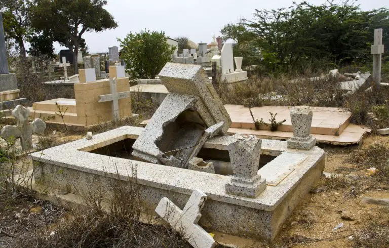 Cementerio de Punta Cardón, abandonado y sucio