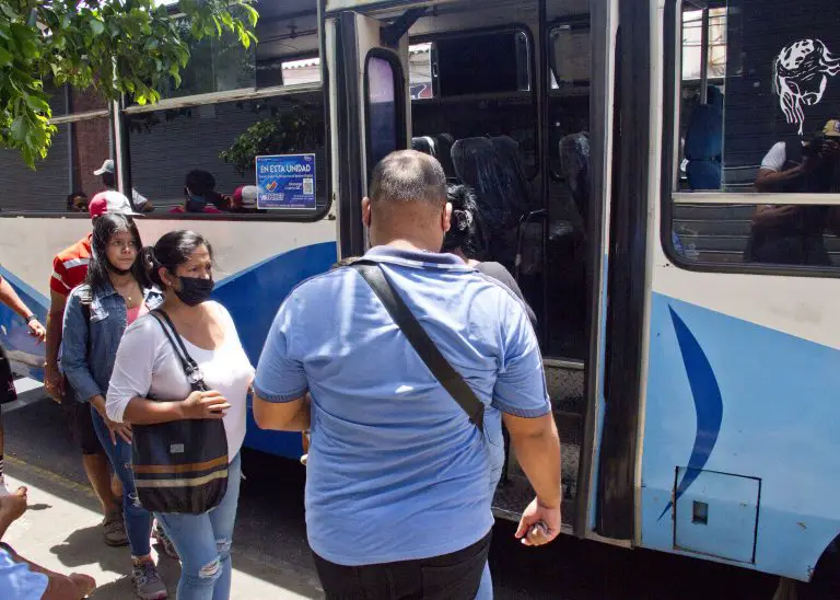 Falta de gasolina y carros “piratas”, la batalla de los transportistas en Punto Fijo