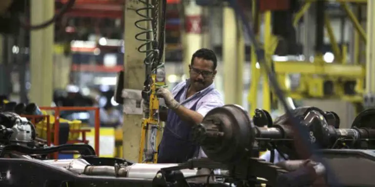 Conindustria propone generar empleos para quienes regresan al país