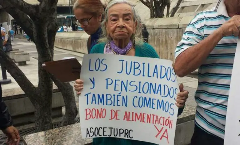 Jubilados y pensionados exigen ser incluidos en bono compensatorio