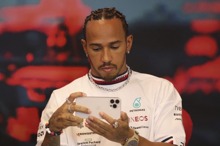 Hamilton no se retirará el piercing para el GP de Mónaco