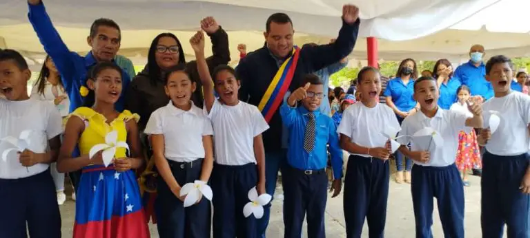 Gobernador Víctor Clark recibe orden José Leonardo Chirino