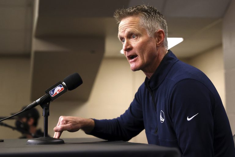 Steve Kerr pide legislar sobre el control de armas