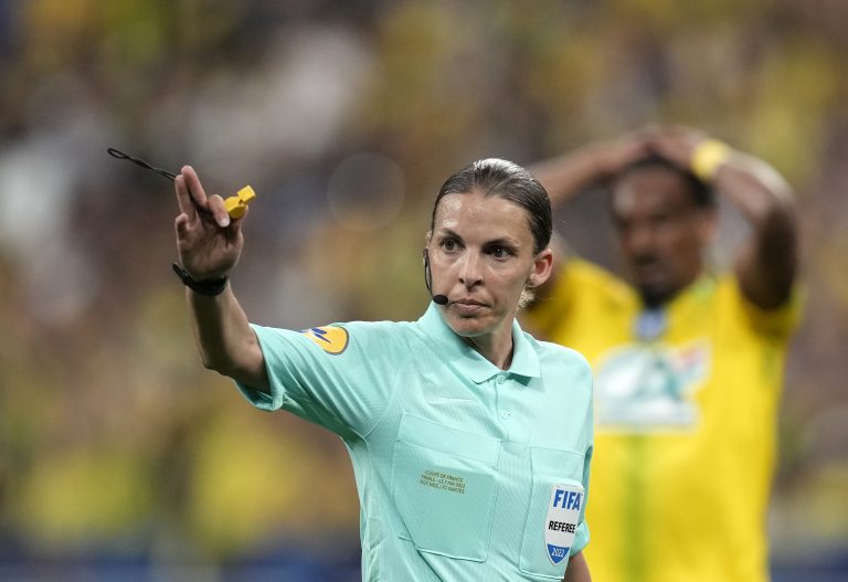 Conoce las mujeres árbitros que pitaran en el Mundial de Qatar