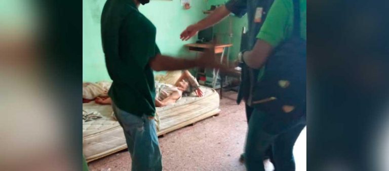 Prisionera de su propio hijo: octogenaria en condiciones críticas de salud