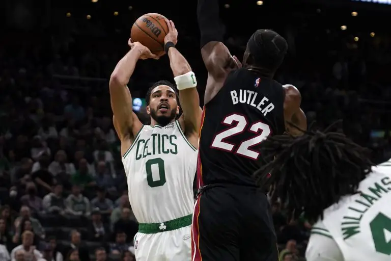 Celtics doman 102-82 al Heat e igualan la serie