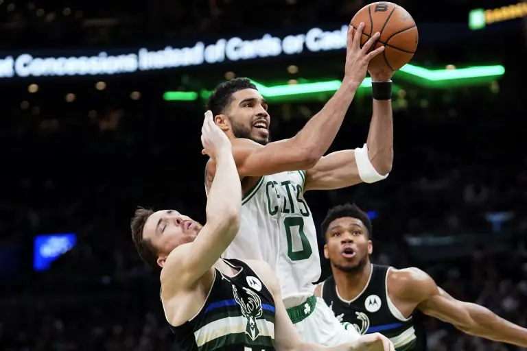 Celtics de Boston con puros triples eliminaron a Milwaukee