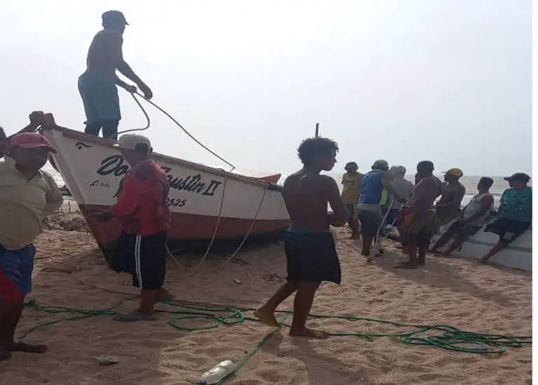 Dos pescadores se salvaron milagrosamente y otro está desaparecido