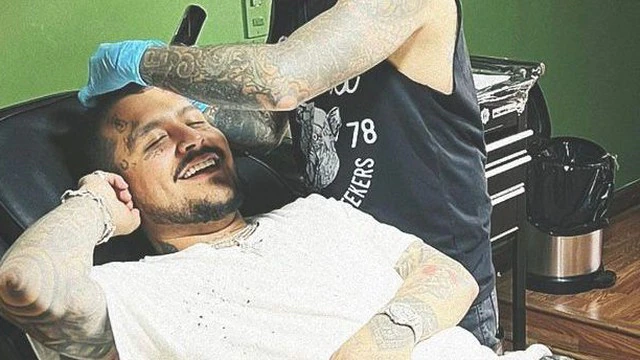 Christian Nodal se quita último tatuaje que dedicó a Belinda