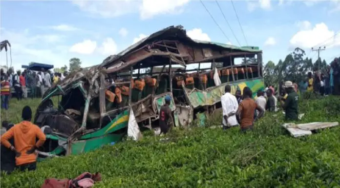 Tragedia en Uganda deja 40 muertos en vuelco de autobús