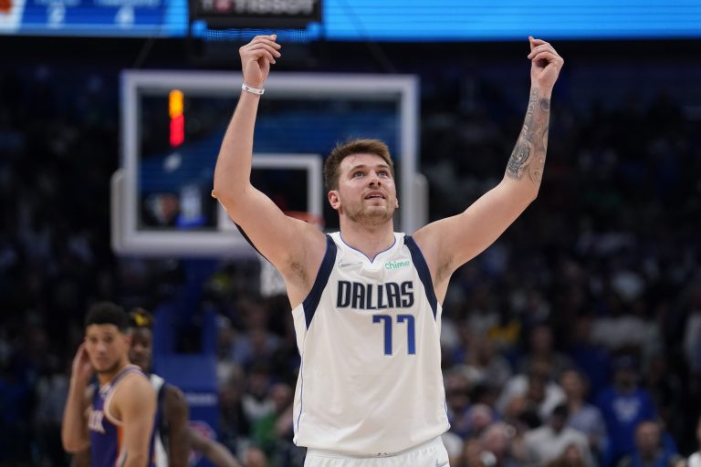 Dallas vence a los Suns y acorta distancia