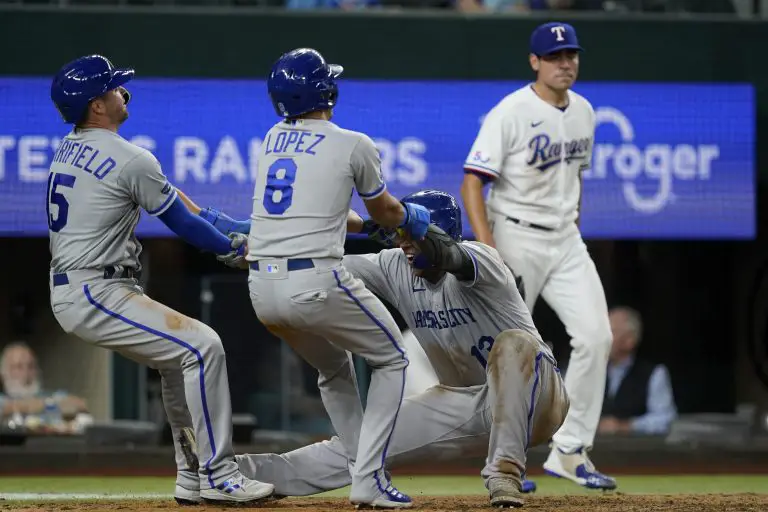 “Salvy” Pérez pone su aporte con imparable en paliza de Kansas City ante Texas