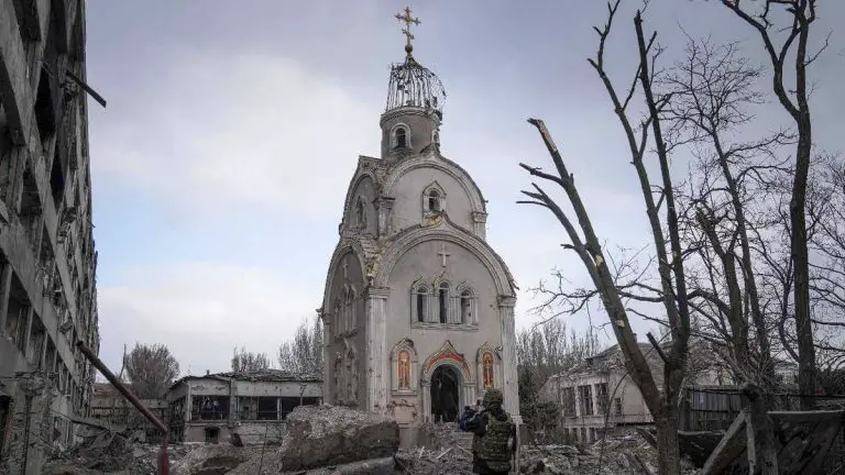 Ucrania evacuará más civiles de la ciudad de Mariúpol este lunes