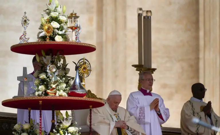 Papa proclama 10 nuevos santos, entre ellos un periodista