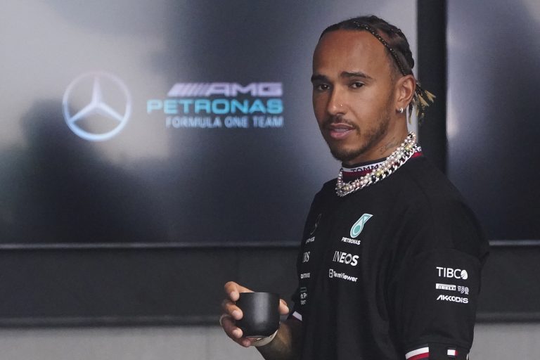 Hamilton rechaza norma de la FIA sobre perforaciones corporales