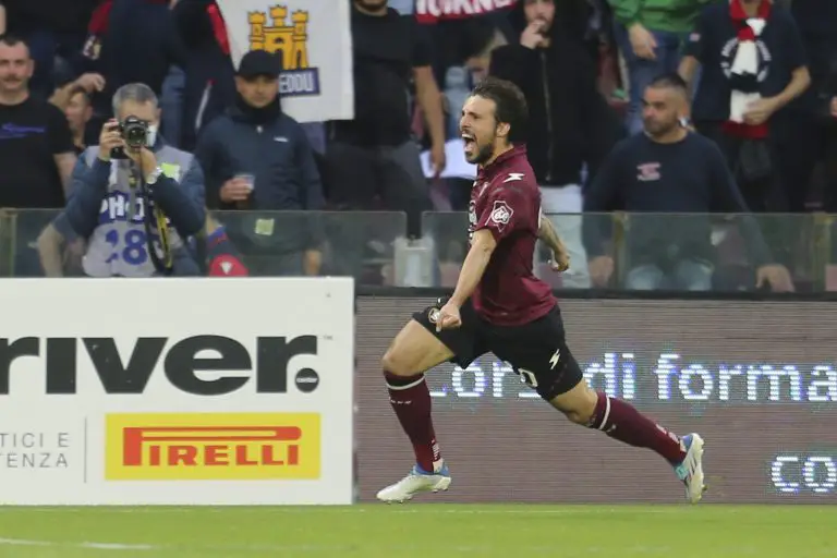 Cagliari iguala con Salernitana en lucha por el descenso