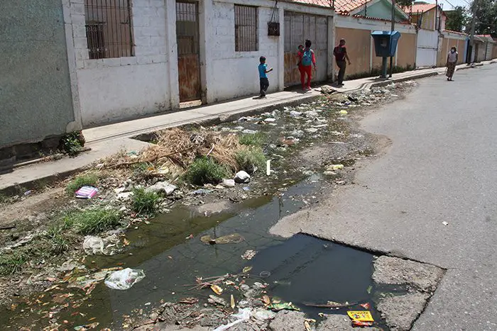 CORO Bote de aguas negras en la calle Purureche causa malestar