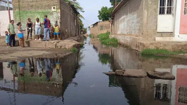 Aguas negras recorren la calle Sucre de Coro