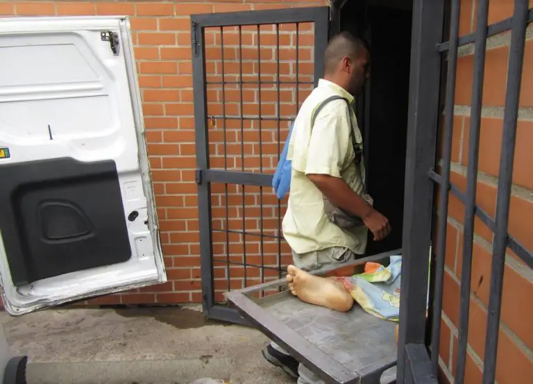 Localizan cadáver de adolescente vestido de militar