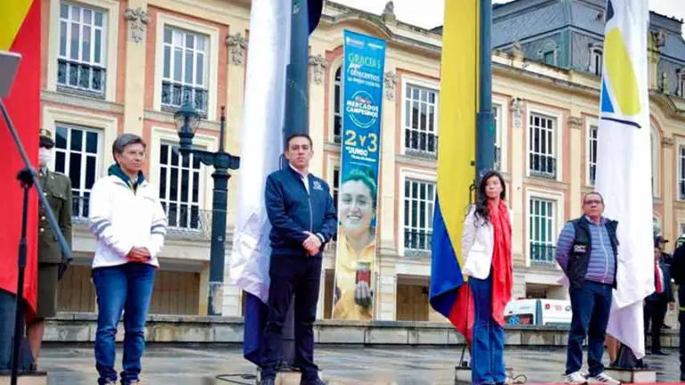 Abren colegios electorales en Colombia