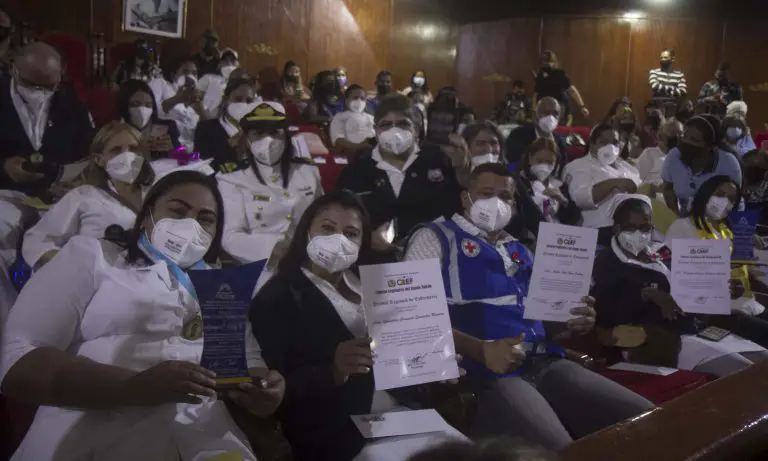 Enaltecen a los héroes de blanco de Falcón