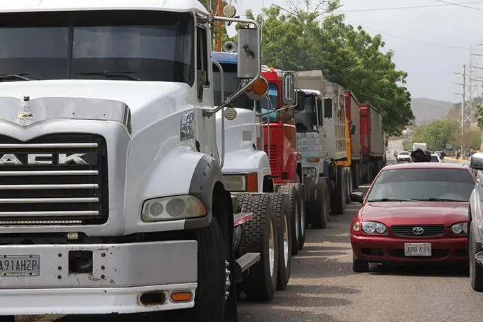 Escasez de combustible: Transportistas de carga a hora cero