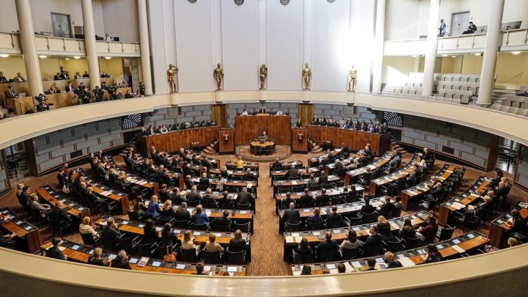El Parlamento de Finlandia dice sí al ingreso del país a la OTAN