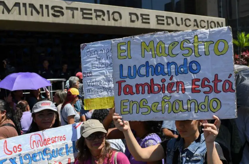  46 % de los maestros venezolanos van a pie a las escuelas
