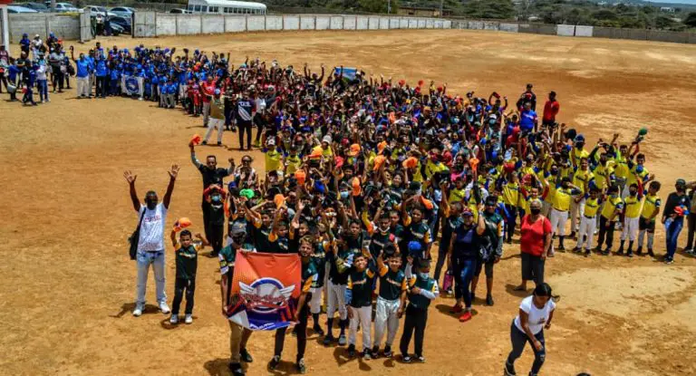 Grupo de empresas TEX, Tecnifica y Héroes donan 600 uniformes deportivos