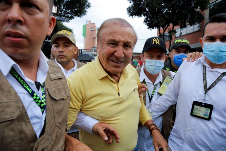 Con "Fico" y Uribe de lejitos, dice asesor del candidato Roberto Hernández